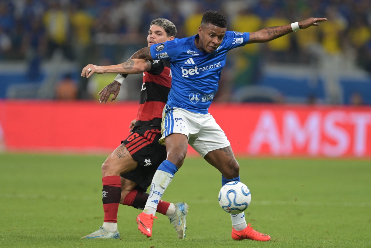 golaco-da-libertadores?-keny-arroyo-deixa-samuel-lino-no-chao-e-finaliza-com-muita-categoria