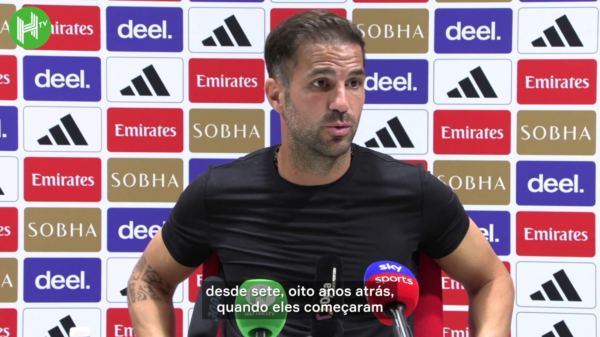 fabregas-elogia-o-projeto-de-arteta-no-arsenal:-“sinto-que-algo-esta-acontecendo”