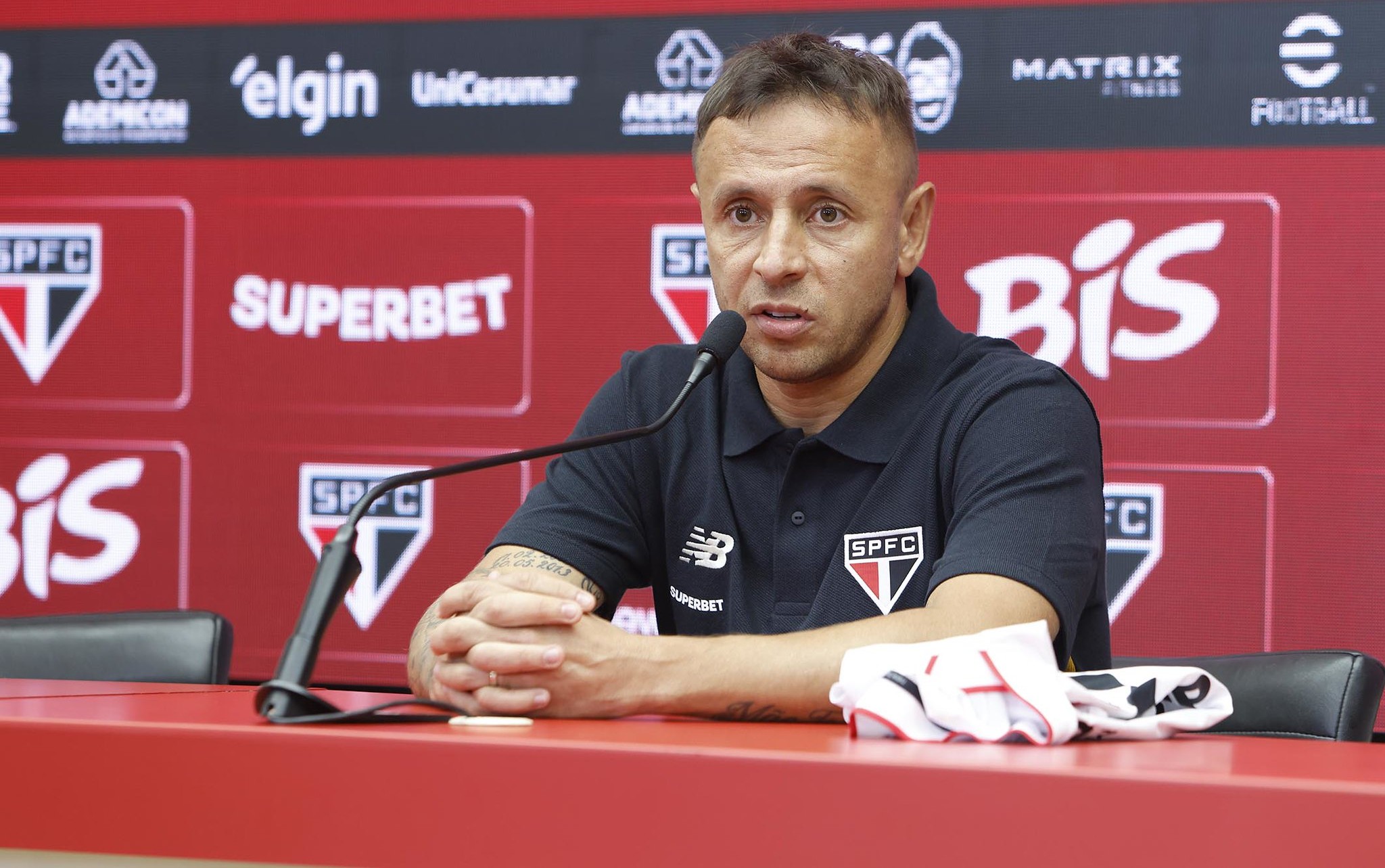 rafinha-e-advertido-pelo-stjd-por-ofensas-contra-o-arbitro-em-derrota-do-sao-paulo