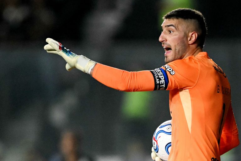 rojas-bate-cruzado-e-goleiro-do-olimpia-volta-a-fazer-grande-defesa-contra-o-vasco