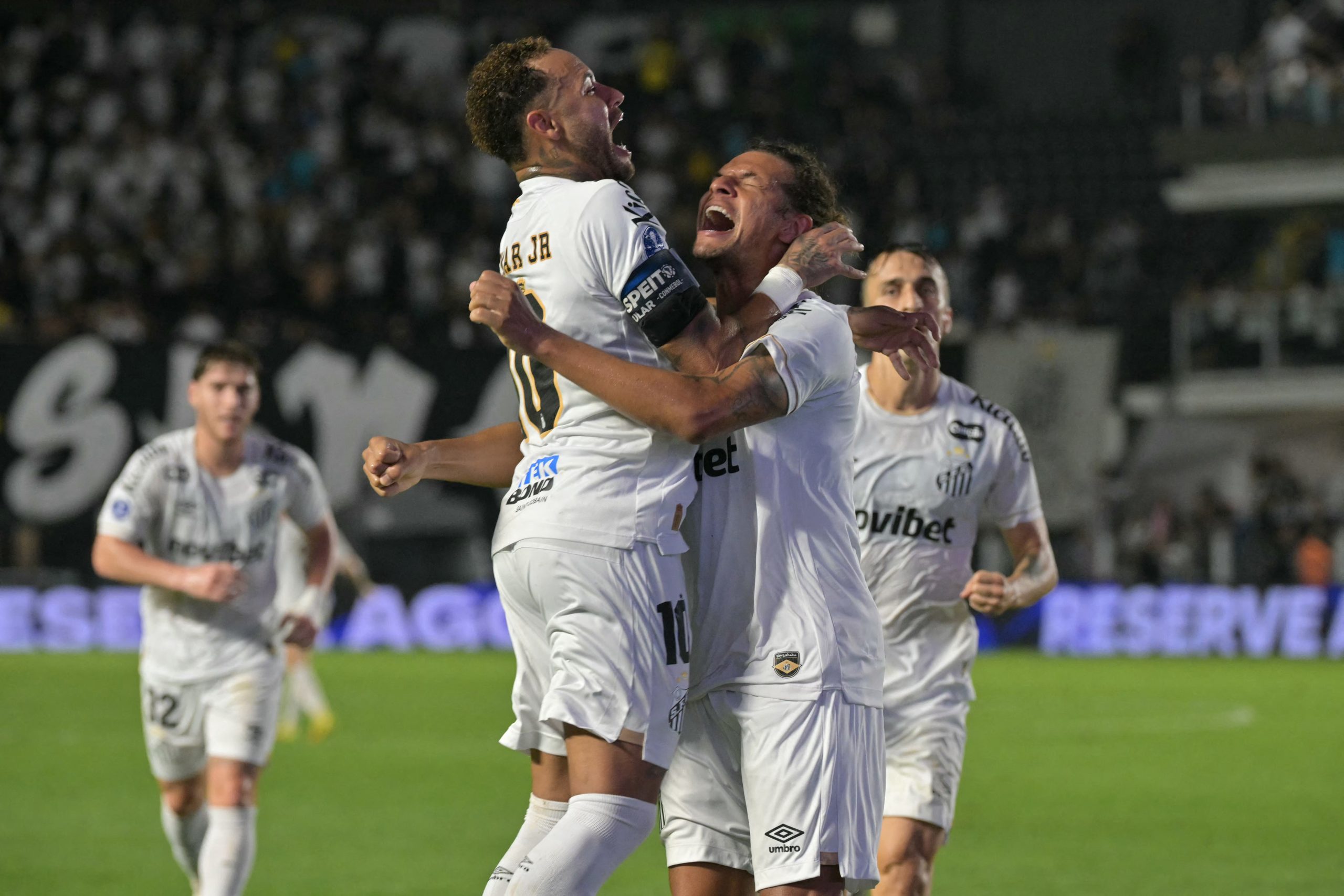 willian-arao-aproveita-cruzamento-de-neymar-e-garante-vitoria-do-santos