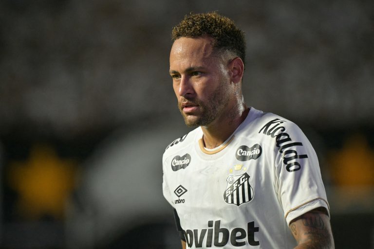 neymar-encontra-gabigol-com-lindo-passe,-mas-var-anula-o-gol