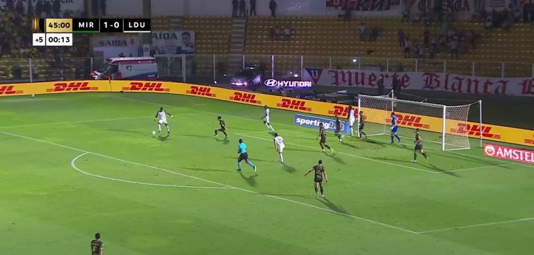 que-chance!-atacante-da-ldu-fica-com-o-gol-aberto,-mas-acerta-a-trave-e-perde-gol-incrivel