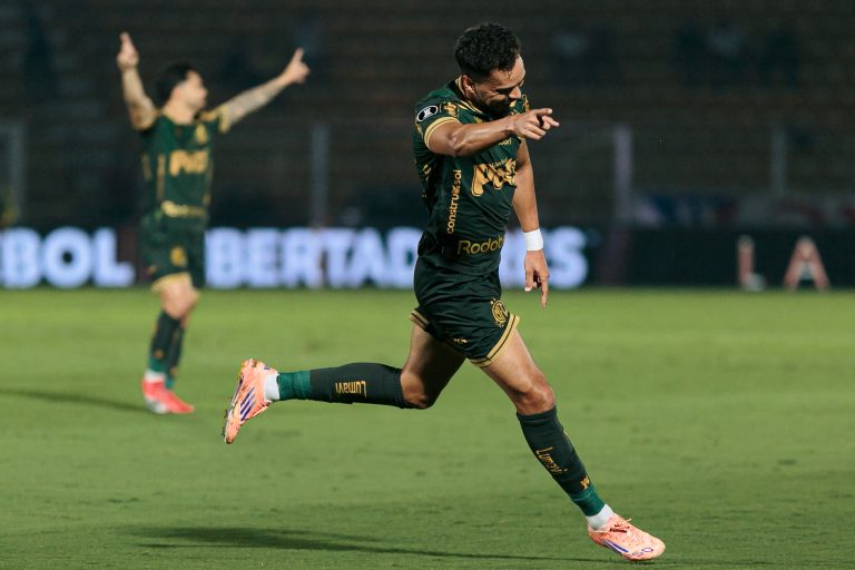 eduardo-aproveita-erro-da-zaga-da-ldu-e-abre-o-placar-para-o-mirassol-pela-libertadores