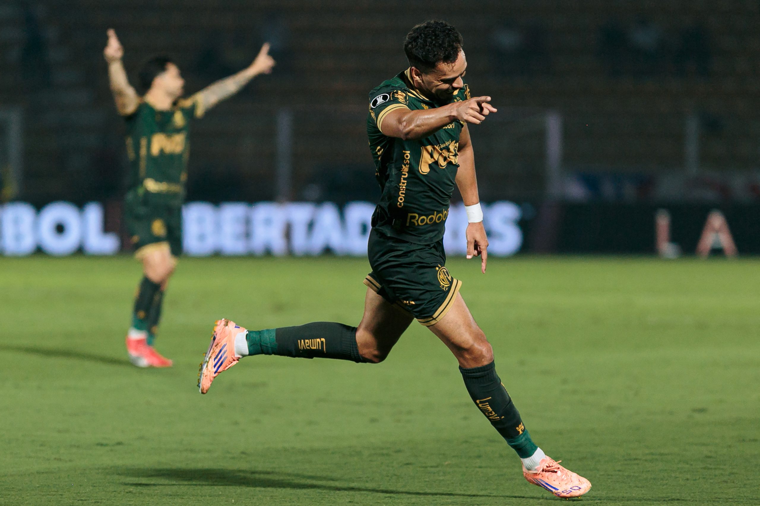 eduardo-aproveita-erro-da-zaga-da-ldu-e-abre-o-placar-para-o-mirassol-pela-libertadores
