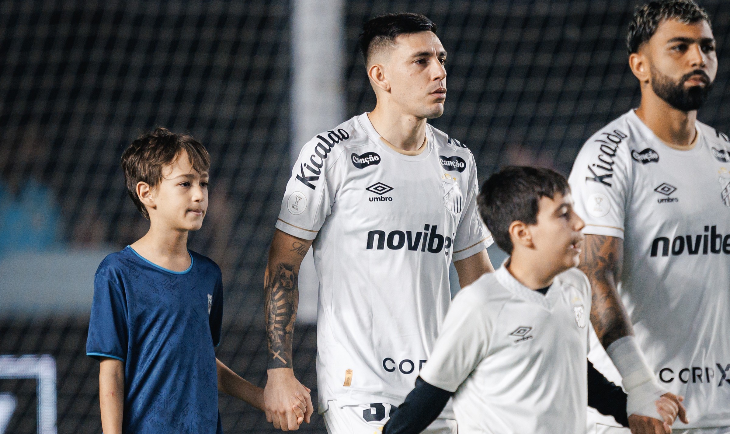 lateral-recebe-terceiro-amarelo-e-desfalca-santos-no-jogo-da-volta-contra-o-macara