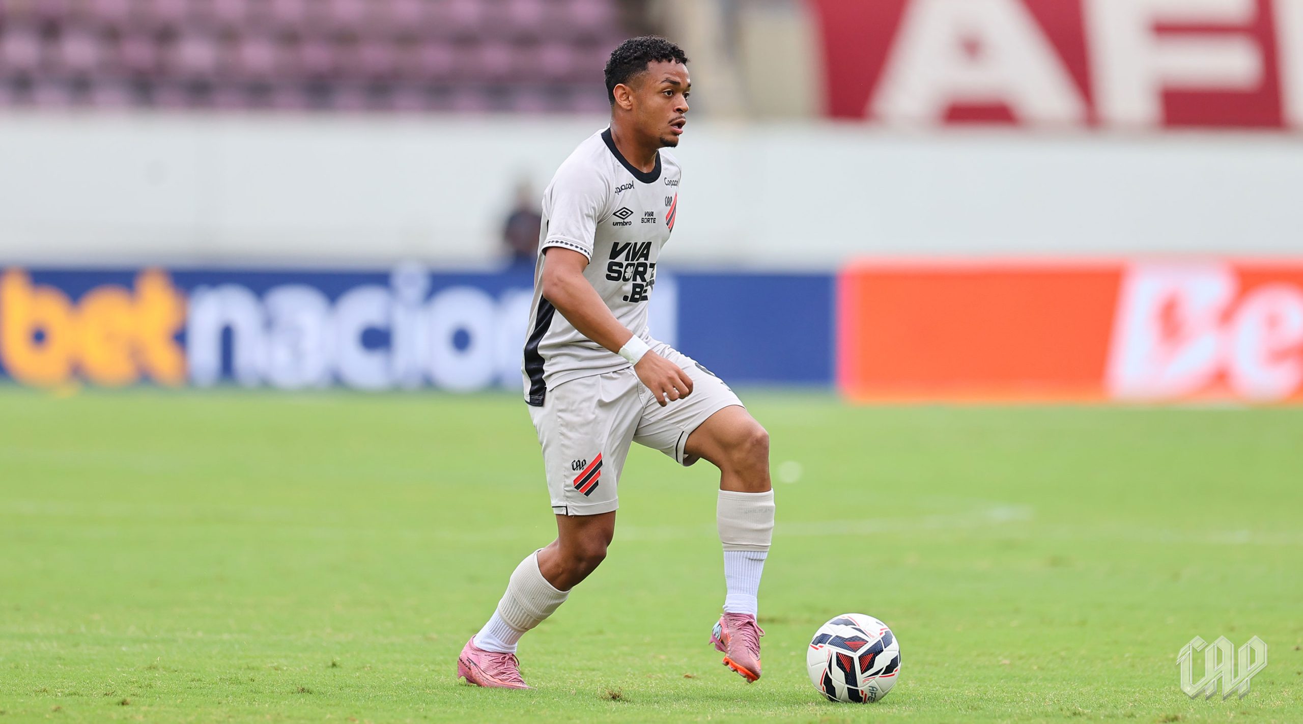 lateral-do-athletico-pr-e-condenado-a-13-anos-de-prisao-por-estupro