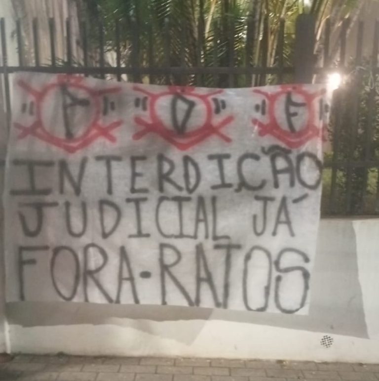 torcedores-protestam-na-casa-de-stabile-e-pedem-saida-do-presidente-do-corinthians:-“acabou-a-paz”