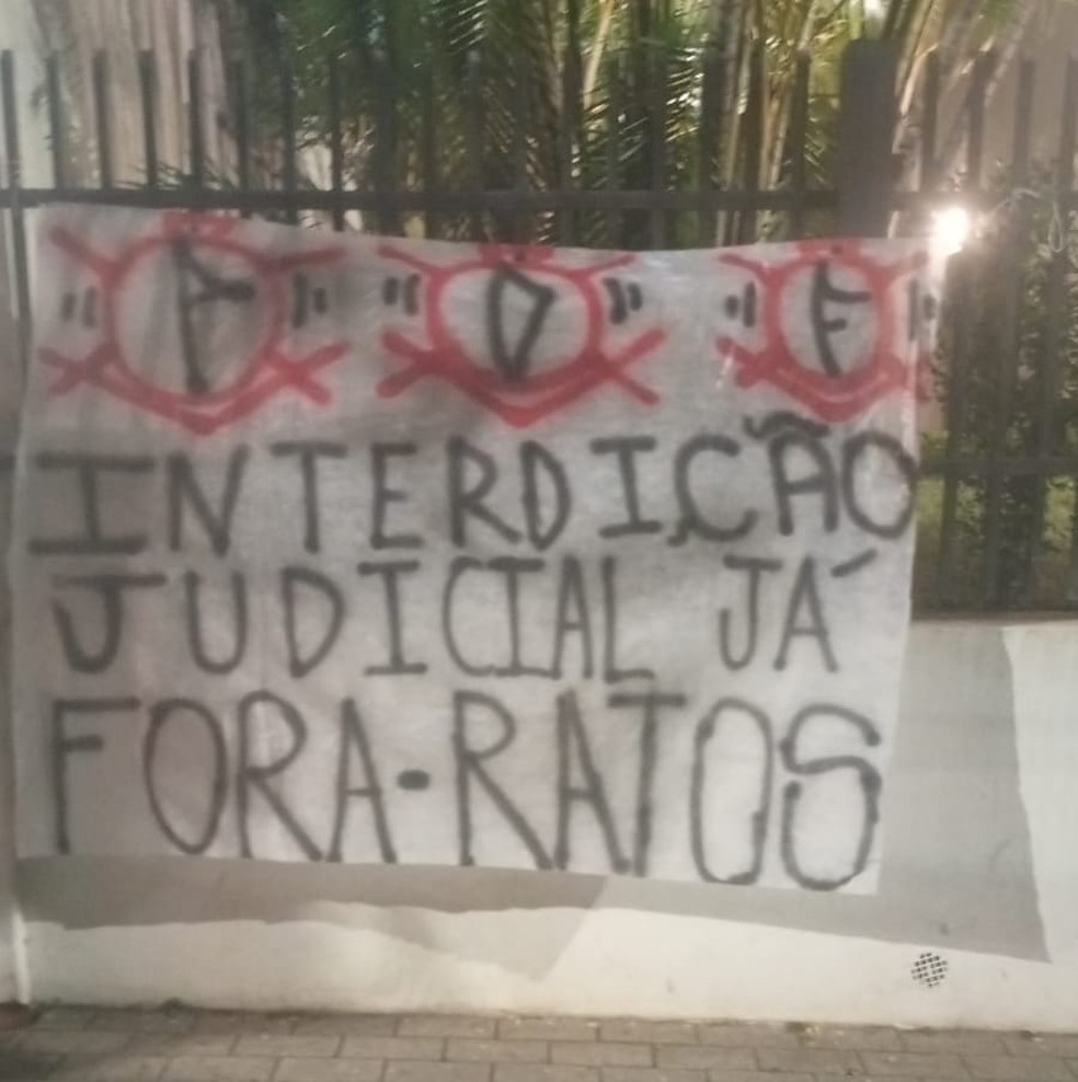 torcedores-protestam-na-casa-de-stabile-e-pedem-saida-do-presidente-do-corinthians:-“acabou-a-paz”