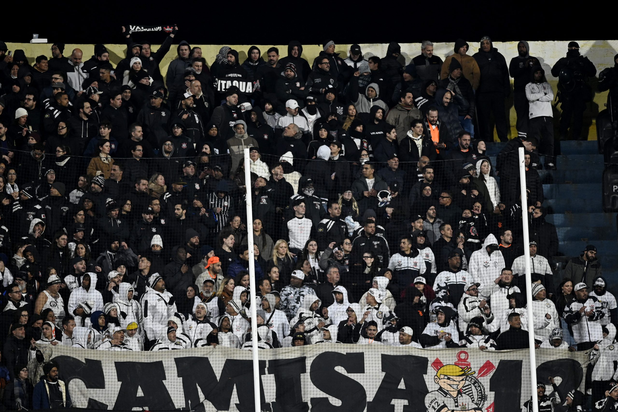rosario-central-acusa-torcida-do-corinthians-de-atos-racistas-e-cobra-investigacao-da-conmebol