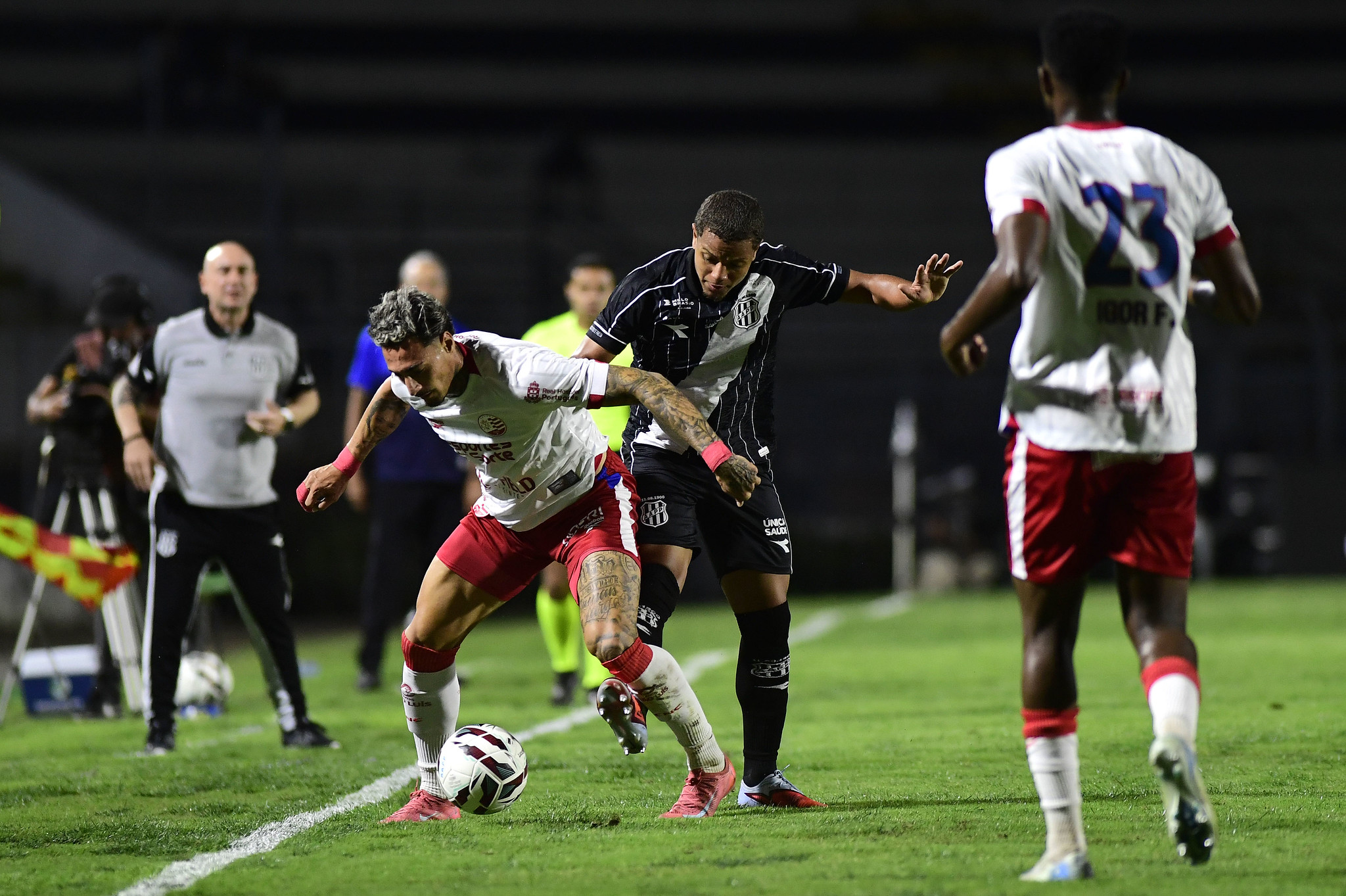 com-dois-a-mais,-ponte-preta-sofre-empate-do-nautico-e-segue-na-lanterna-da-serie-b