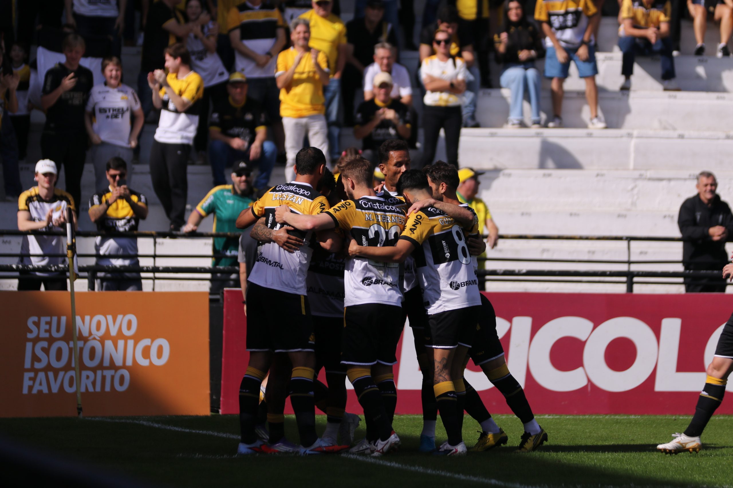 criciuma-x-goias:-veja-provaveis-escalacoes-e-onde-assistir-ao-duelo-pela-serie-b