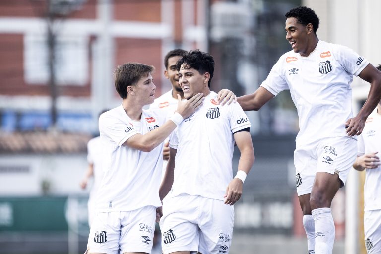com-um-a-menos,-santos-vence-itapirense-e-mantem-vice-lideranca-isolada-no-paulista-sub-20