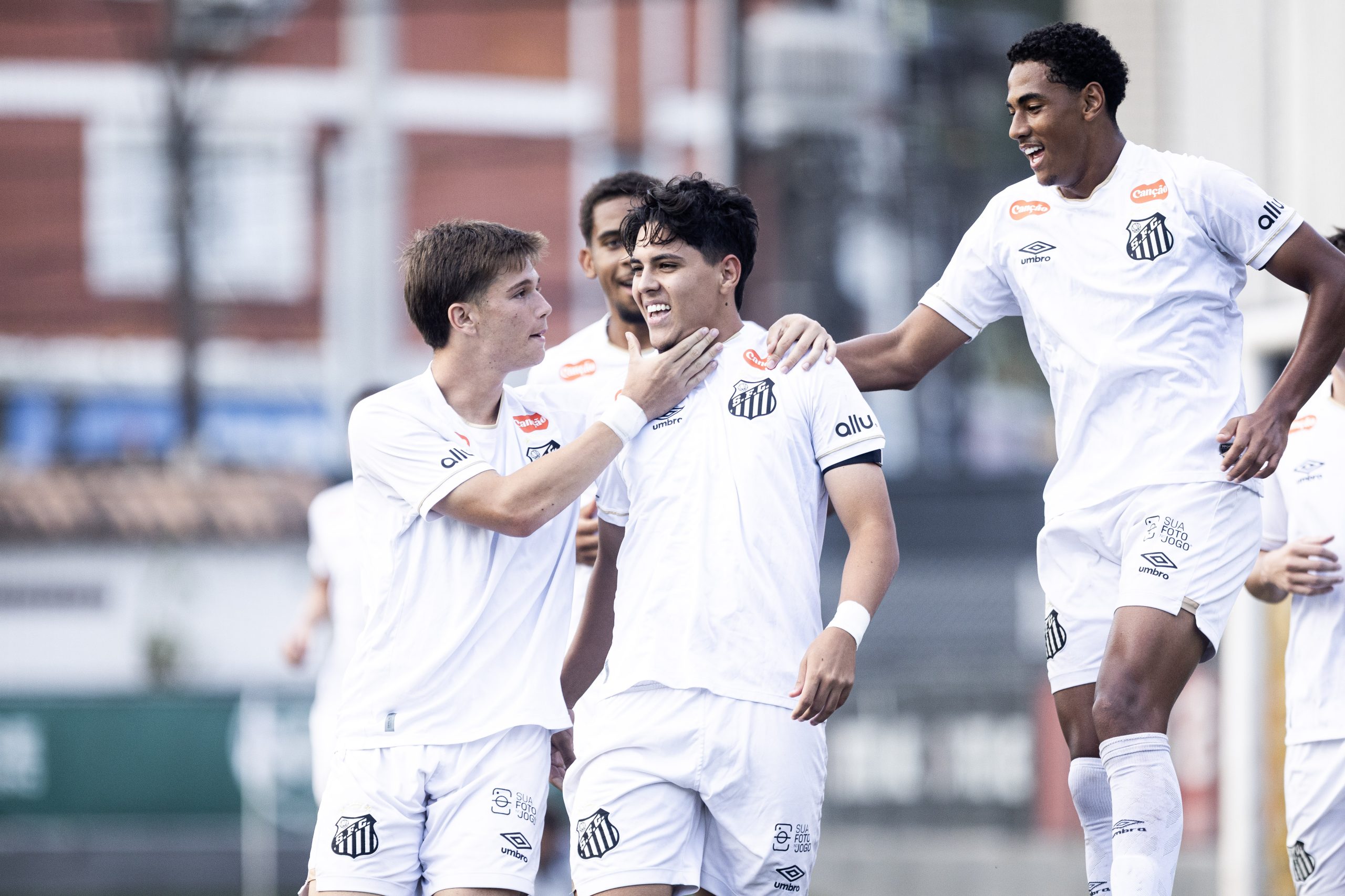 com-um-a-menos,-santos-vence-itapirense-e-mantem-vice-lideranca-isolada-no-paulista-sub-20