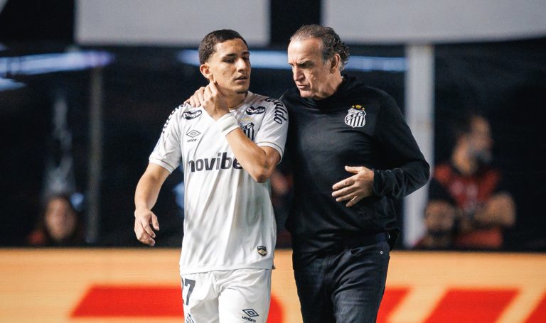 jovem-do-santos-agrada-cuca-e-deve-ganhar-chance-na-lateral-em-meio-a-lesoes