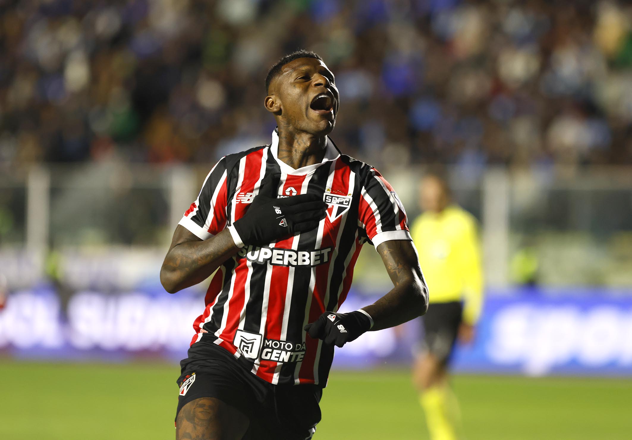 arboleda-reencontra-torcida-do-sao-paulo-no-morumbis-pela-primeira-vez-apos-‘sumico’