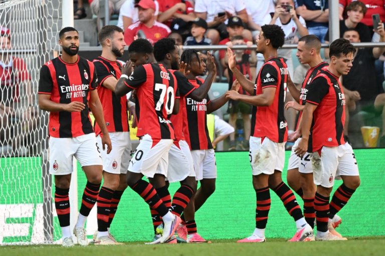 em-jogo-de-seis-gols,-milan-vence-manchester-united-de-virada