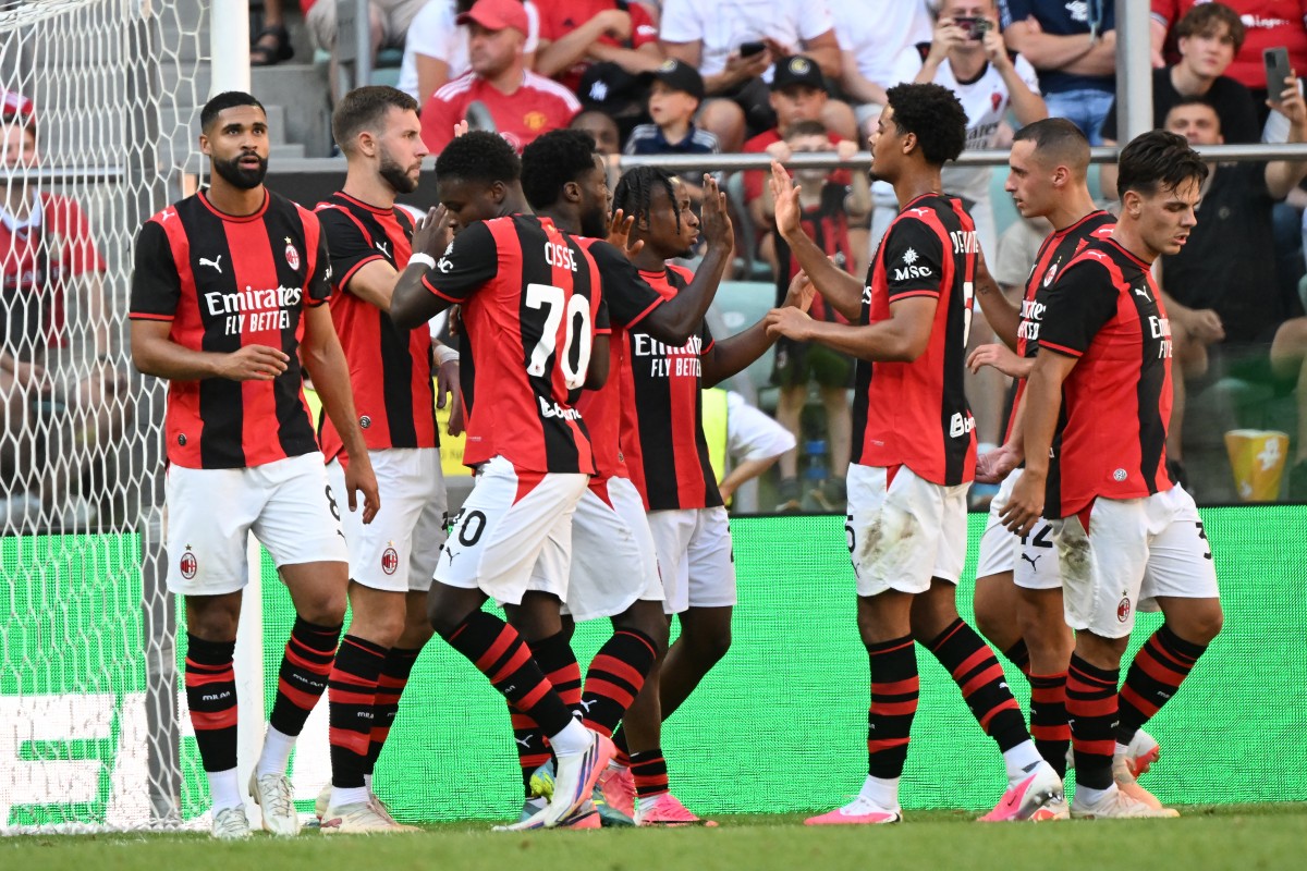 em-jogo-de-seis-gols,-milan-vence-manchester-united-de-virada