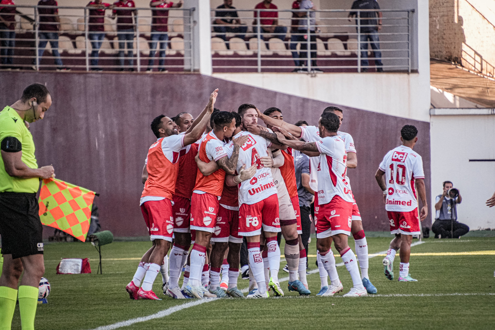 vila-nova-bate-atletico-go-e-assume-terceira-posicao-na-serie-b