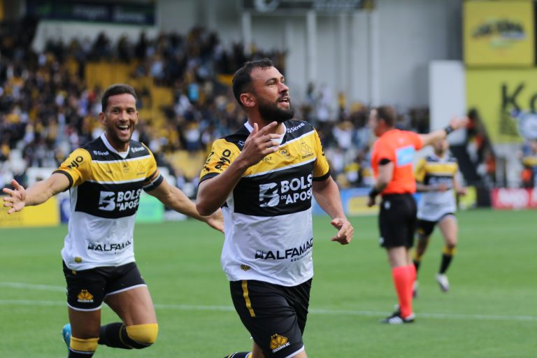 criciuma-vence-goias-em-casa-e-segue-na-lideranca-do-brasileirao-serie-b