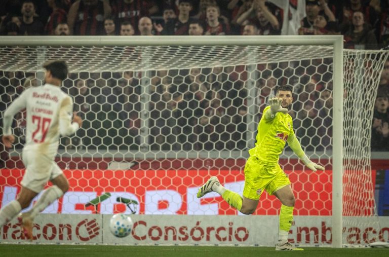 apos-falha-contra-o-corinthians,-volpi-se-redime-em-empate-do-rb-bragantino-com-o-athletico-pr
