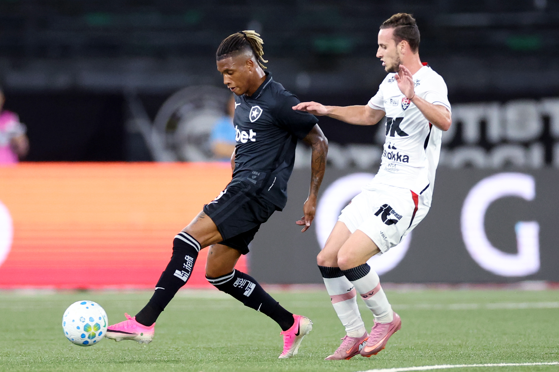 vitoria-x-botafogo:-veja-provaveis-escalacoes-e-onde-assistir-ao-jogo-pelo-brasileirao