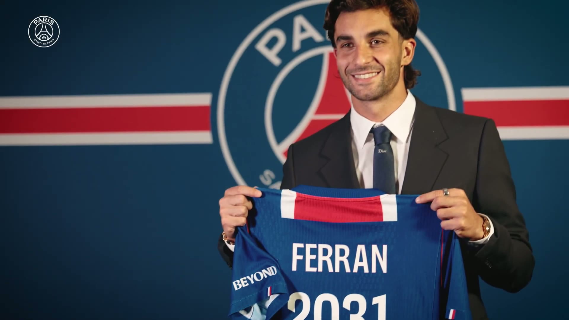 bastidores-do-primeiro-dia-de-ferran-torres-no-psg