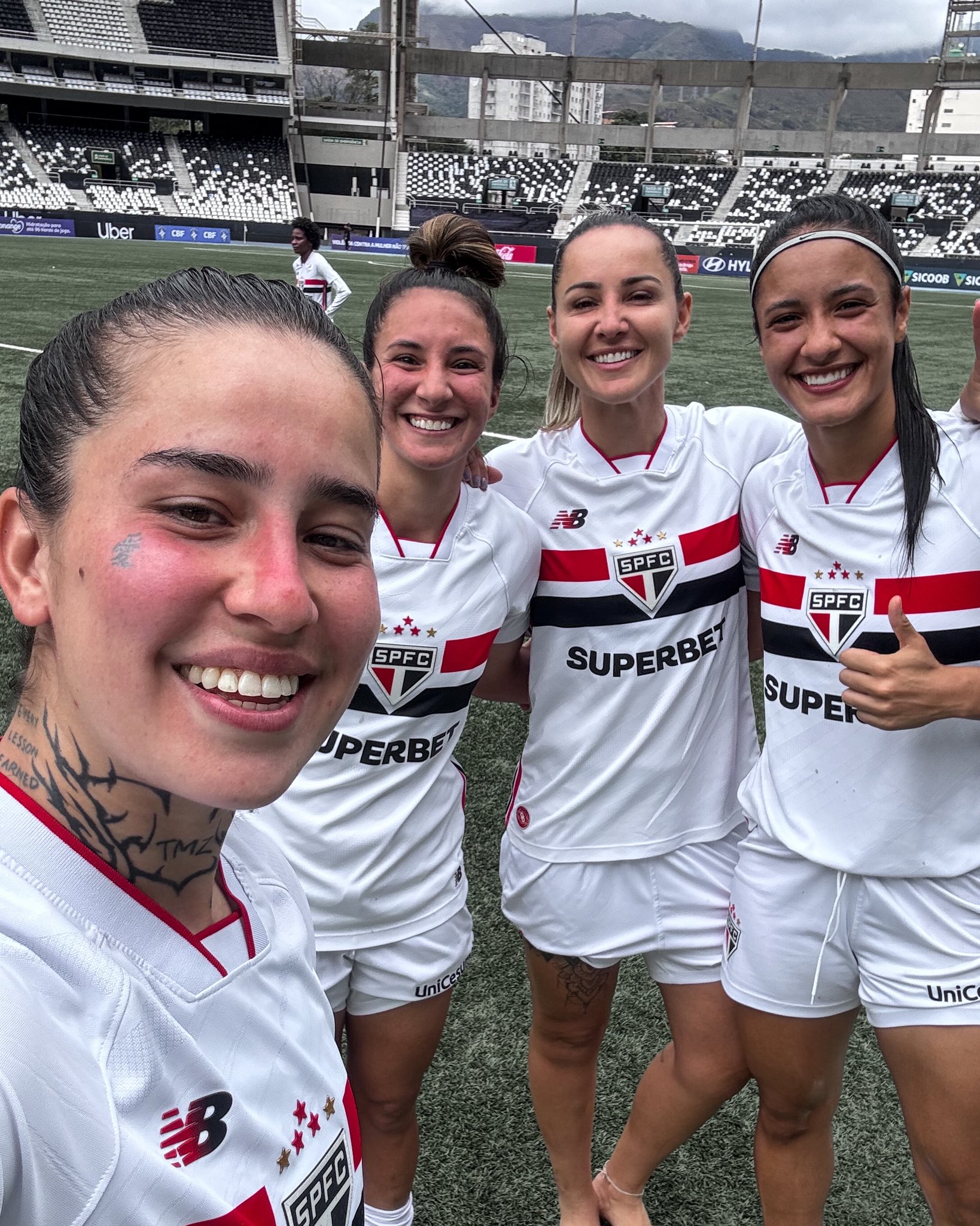 sao-paulo-goleia-e-cola-na-ponta-do-brasileirao-feminino;-palmeiras-vence-e-santos-e-eliminado