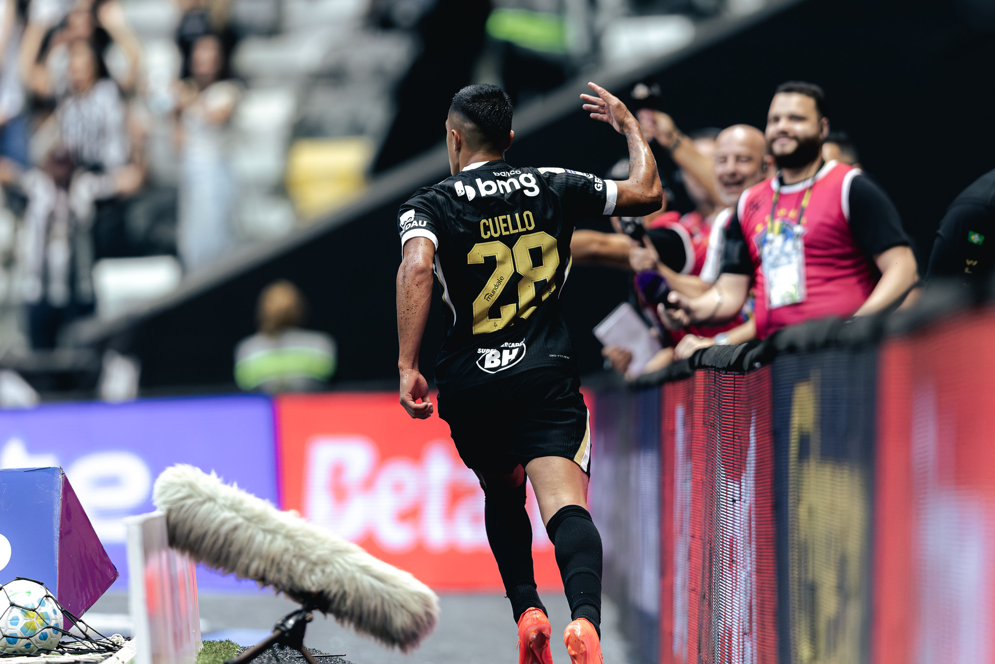 cuello-celebra-vitoria-do-atletico-mg-e-projeta-decisao-na-quarta:-“nao-temos-que-parar-por-aqui”