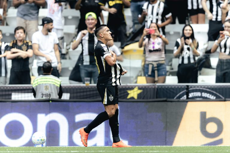 com-dois-de-cuello,-atletico-mg-vence-o-gremio-e-encosta-no-g5-do-brasileirao