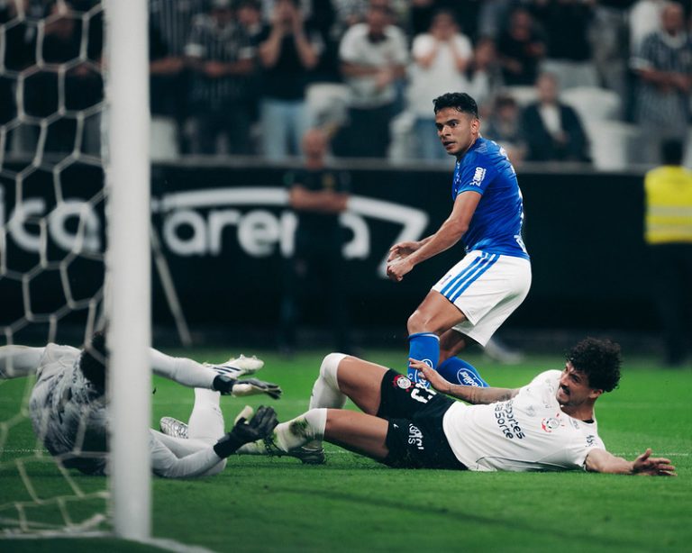 corinthians-perde-do-cruzeiro-e-desperdica-chance-de-entrar-no-g5-do-brasileirao