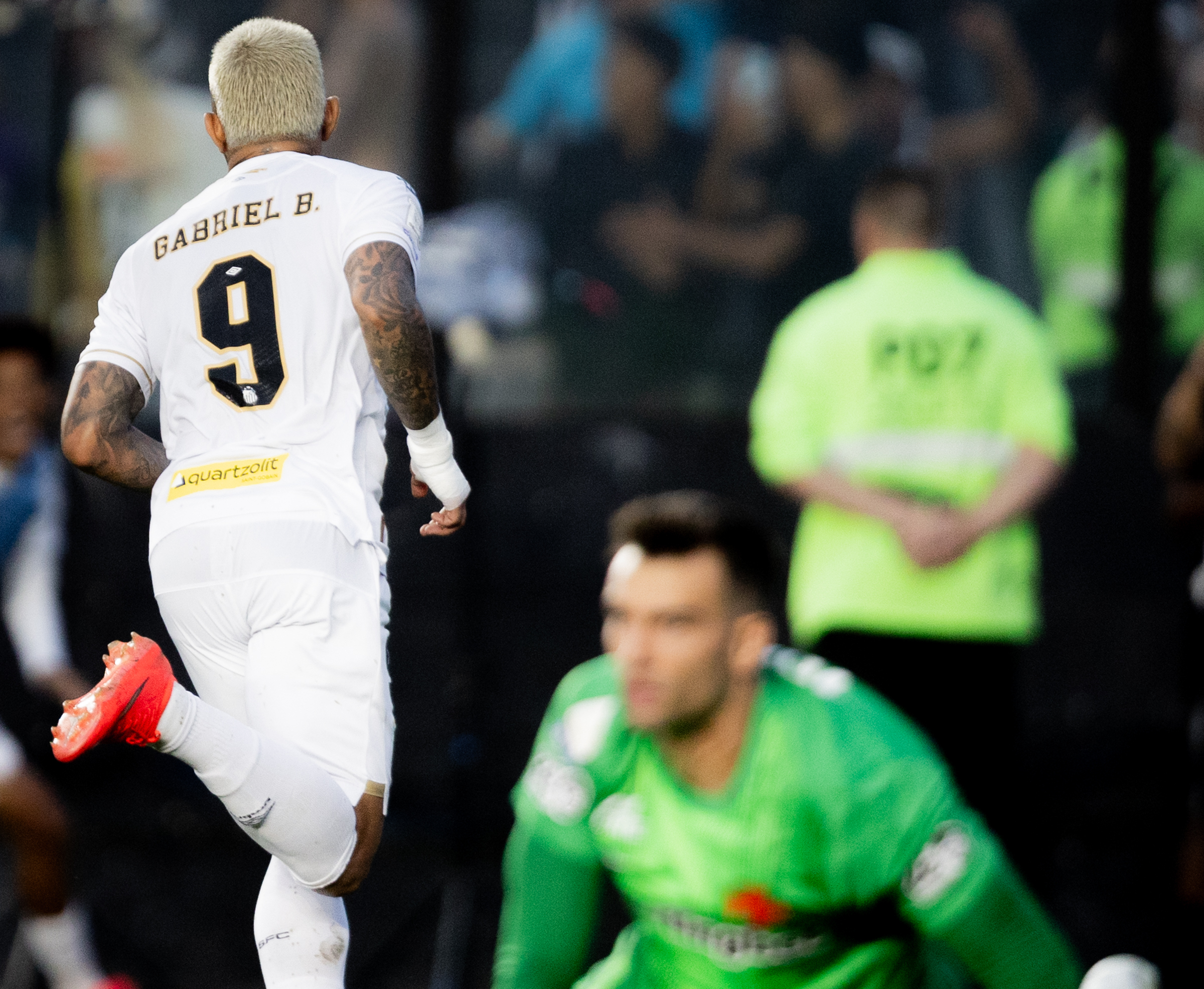 atuacoes:-gabigol-e-zagueiros-garantem-alivio-ao-santos-no-brasileiro