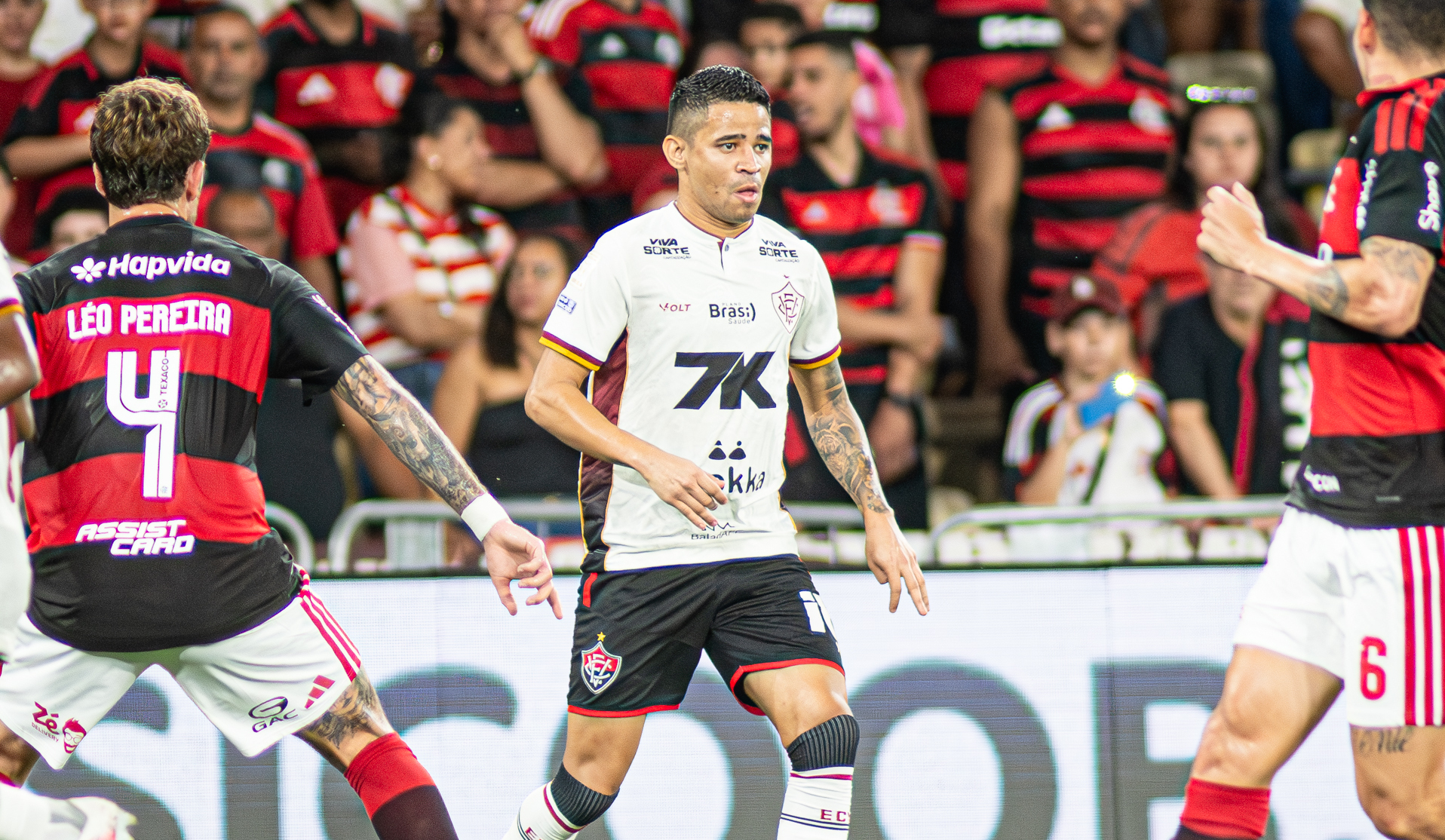 ex-sao-paulo,-erick-se-destaca-entre-os-pontas-do-brasileirao-pelo-vitoria