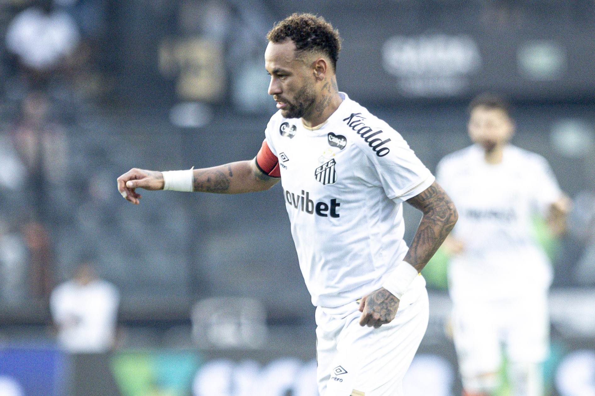 neymar-abre-o-jogo-sobre-polemica-com-thiago-mendes-apos-vitoria-do-santos