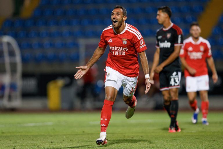com-tres-de-pavlidis,-benfica-faz-sete-no-casa-pia-e-vence-a-primeira-pelo-portugues