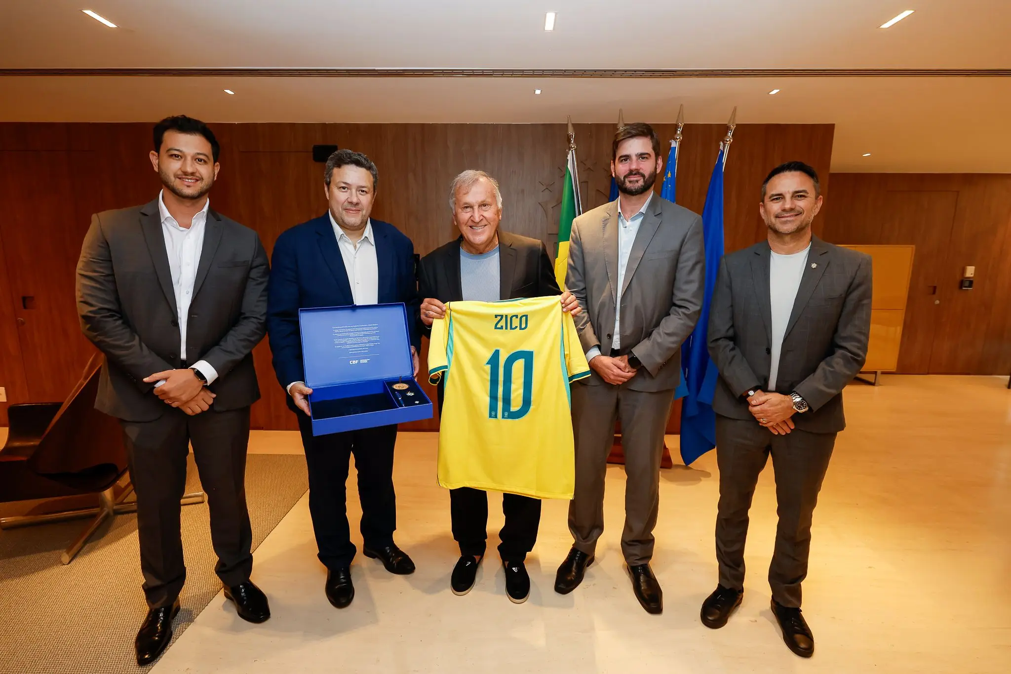 em-visita-a-cbf,-zico-ganha-placa-e-camisa-da-selecao-personalizada