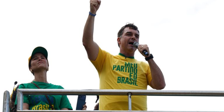 flavio-bolsonaro-disputa-a-presidencia-com-alfredo-gaspar-como-vice