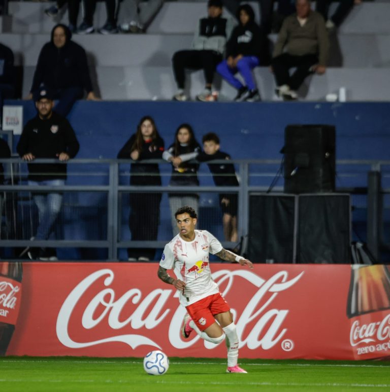 em-alta-no-bragantino,-vinicinho-mira-classificacao-na-sul-americana