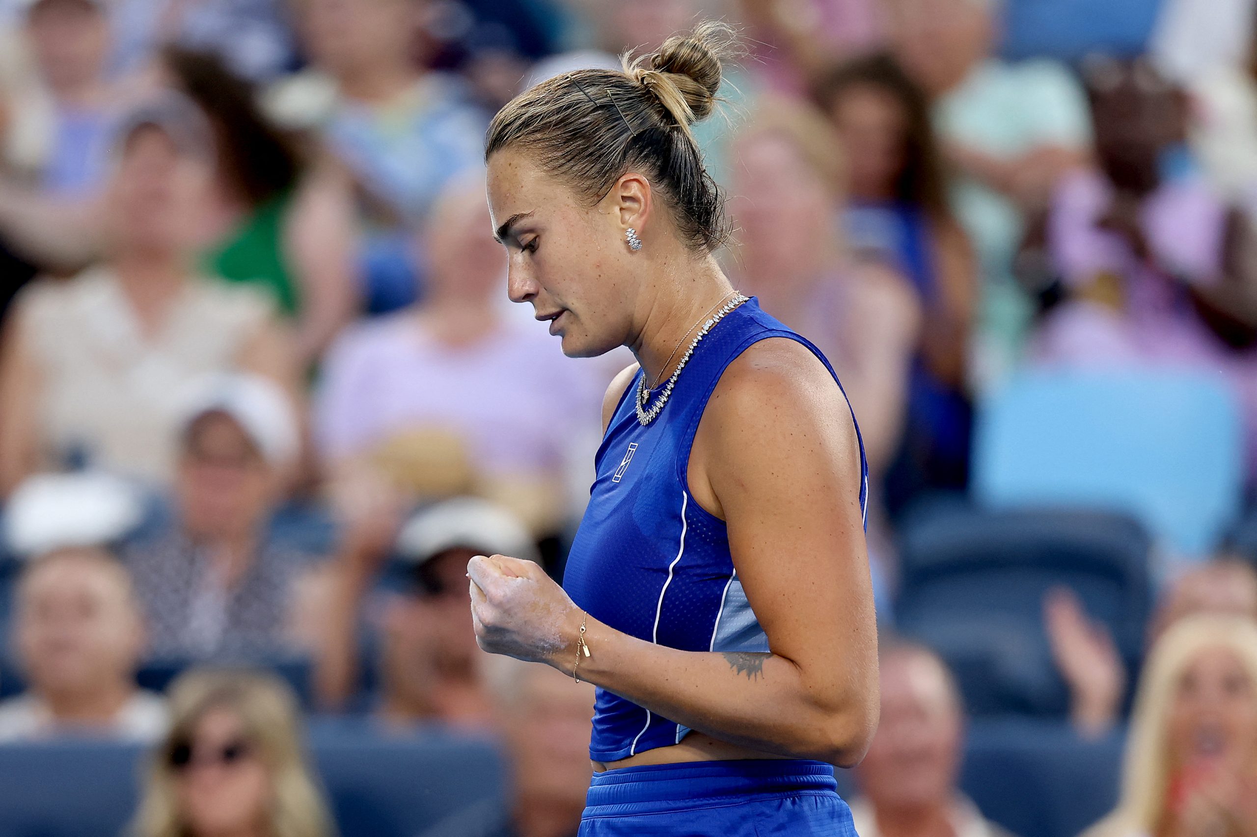 sabalenka-atropela-wang-e-vai-as-oitavas-do-wta-1000-de-cincinnati