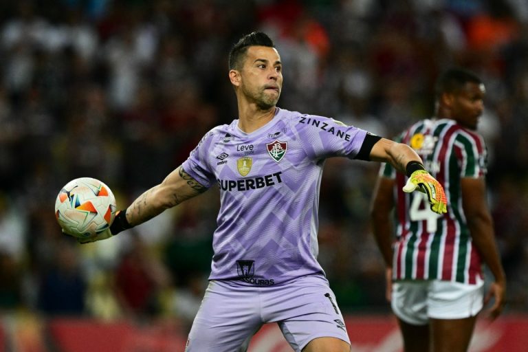 fabio-salva!-goleiro-pega-dois-penaltis-e-classifica-o-fluminense-na-libertadores;-veja
