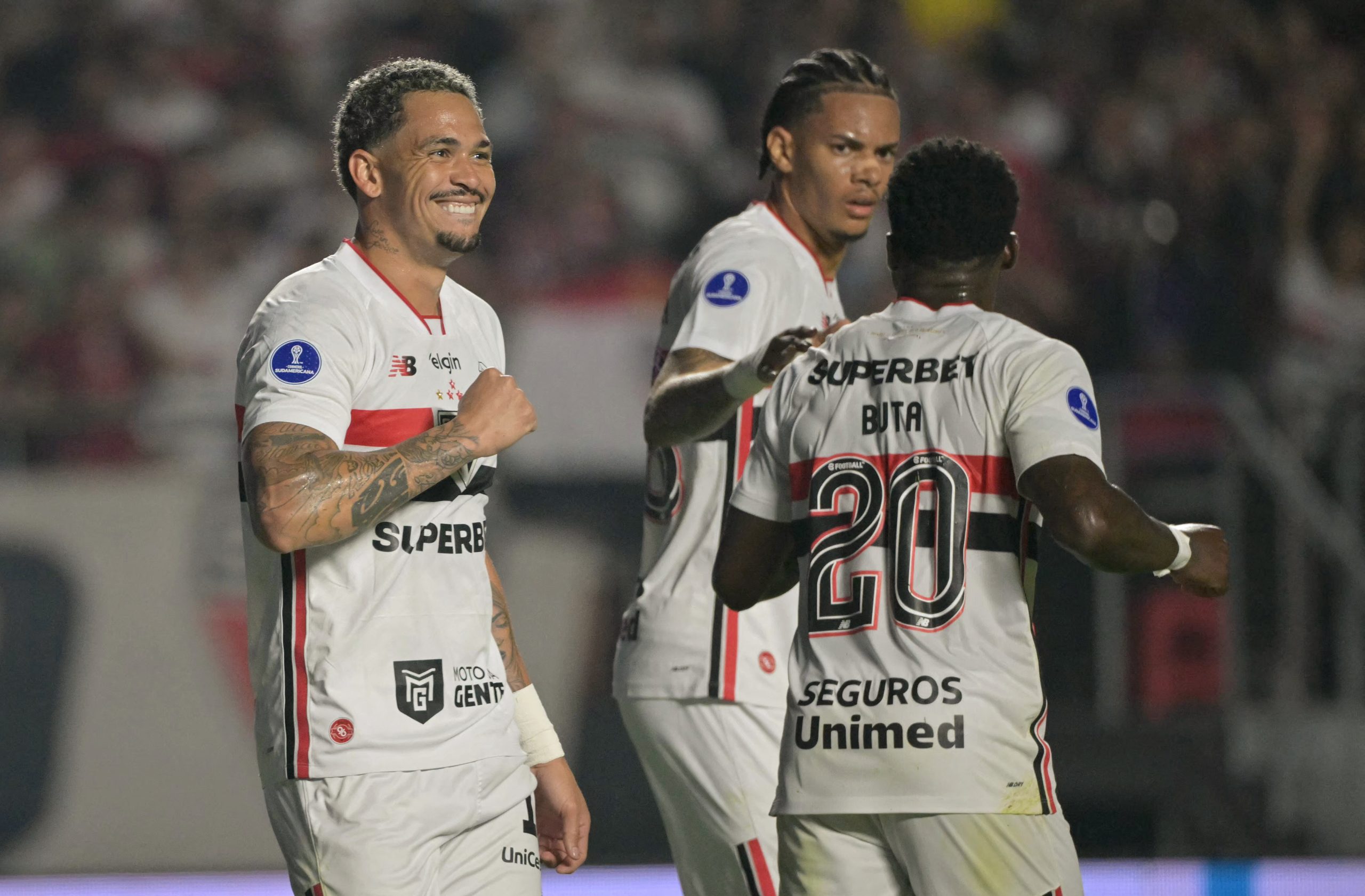 luciano-aproveita-cruzamento-e-abre-o-placar-para-o-sao-paulo-na-sul-americana;-veja-o-lance