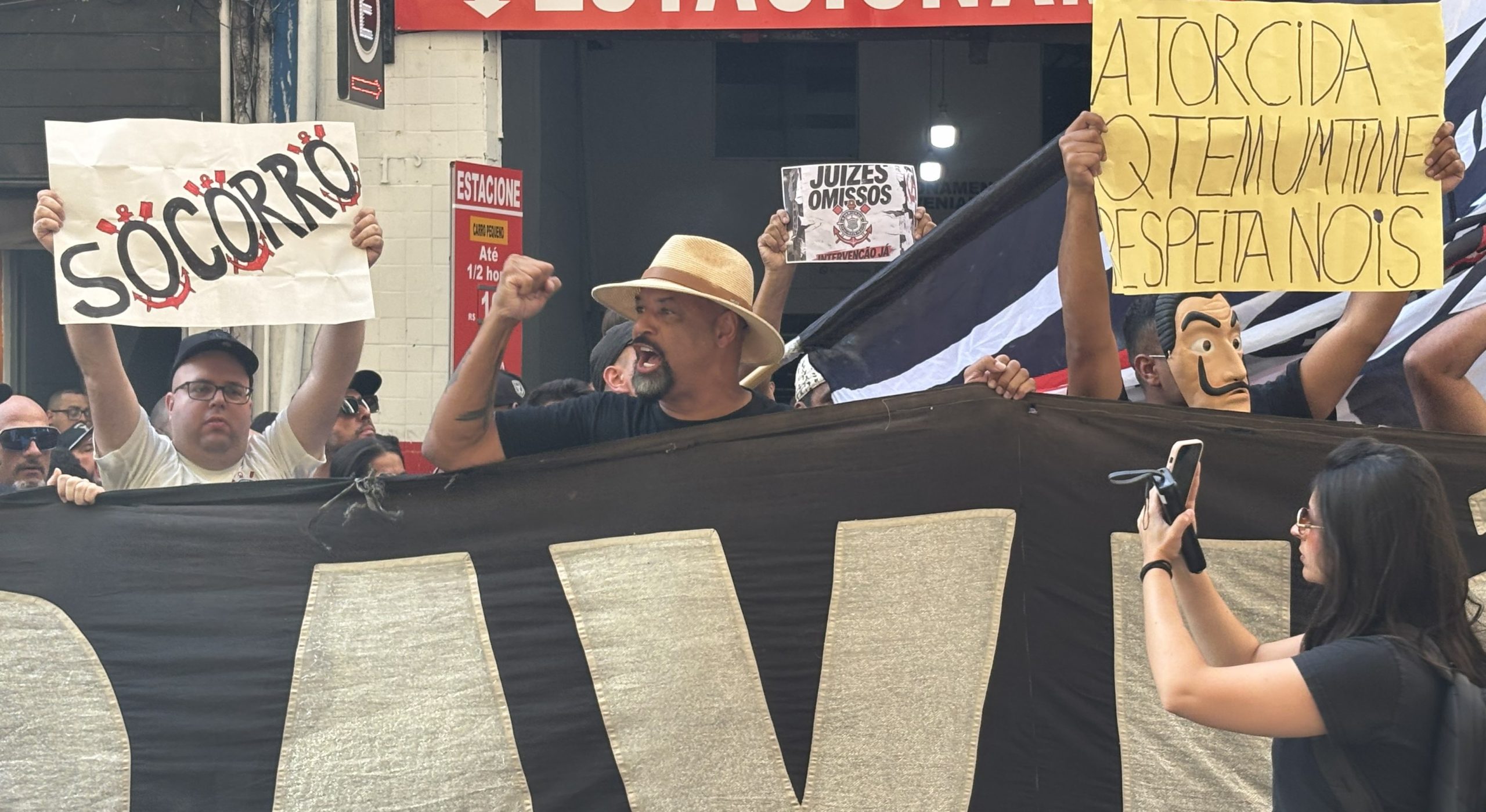 “socorro”:-torcida-do-corinthians-protesta-no-mp-sp-e-pede-intervencao-judicial