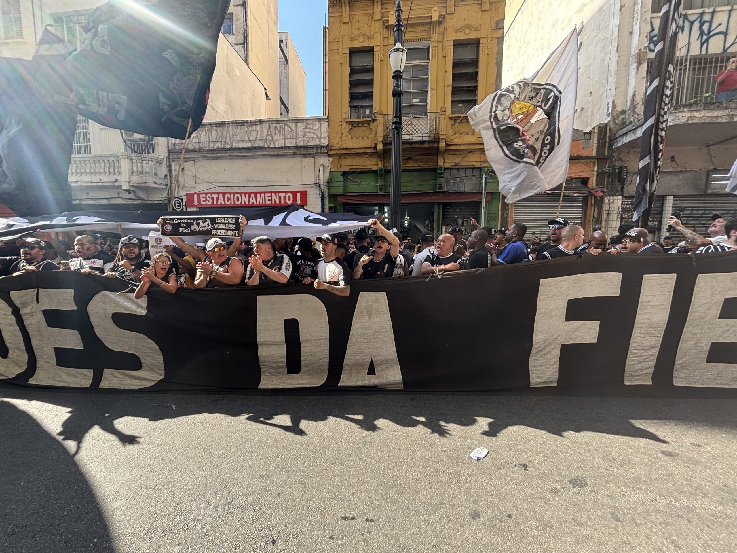 veja-galeria-de-fotos-do-protesto-da-torcida-do-corinthians-na-sede-do-mp-sp