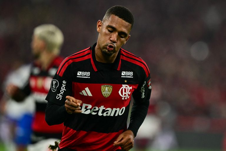 samuel-lino-comemora-gol-e-classificacao-do-flamengo-na-libertadores