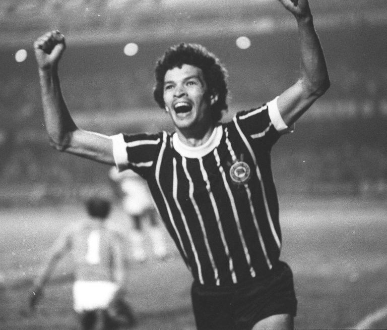 ha-48-anos,-socrates-fazia-sua-estreia-com-a-camisa-do-corinthians