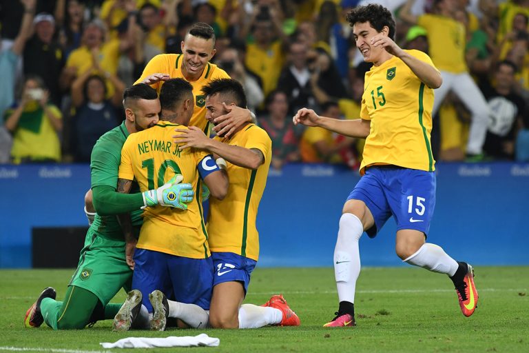 ouro-olimpico-no-futebol-completa-10-anos:-veja-fotos-da-conquista