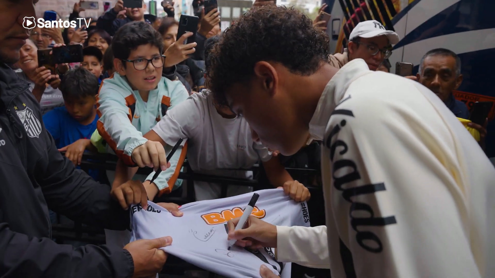 santos-recebe-o-carinho-da-torcida-e-treina-no-equador