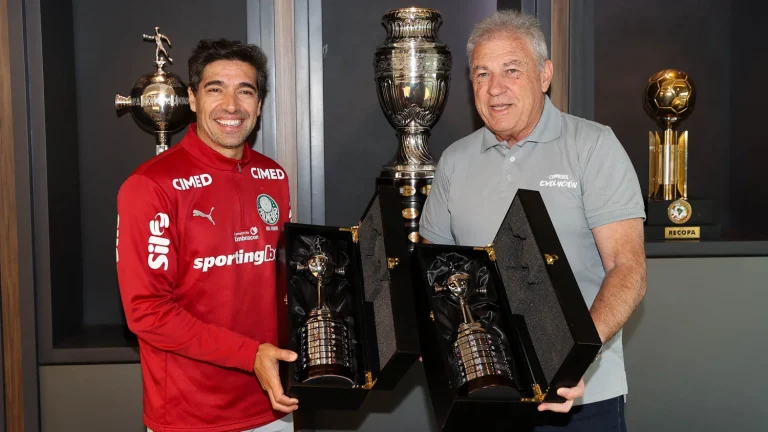abel-ferreira-visita-sede-da-conmebol-e-recebe-replicas-de-tacas-conquistadas