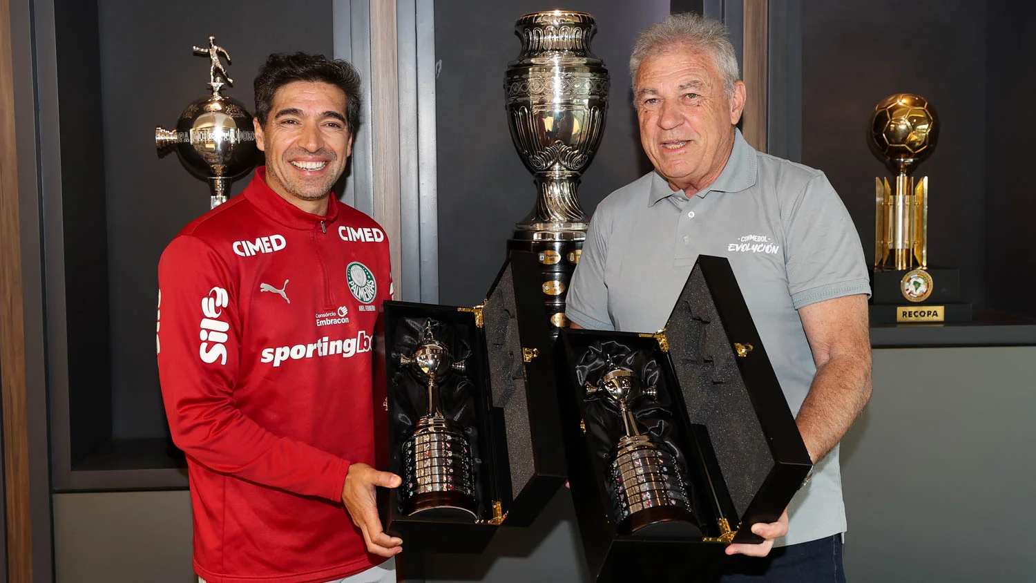 abel-ferreira-visita-sede-da-conmebol-e-recebe-replicas-de-tacas-conquistadas