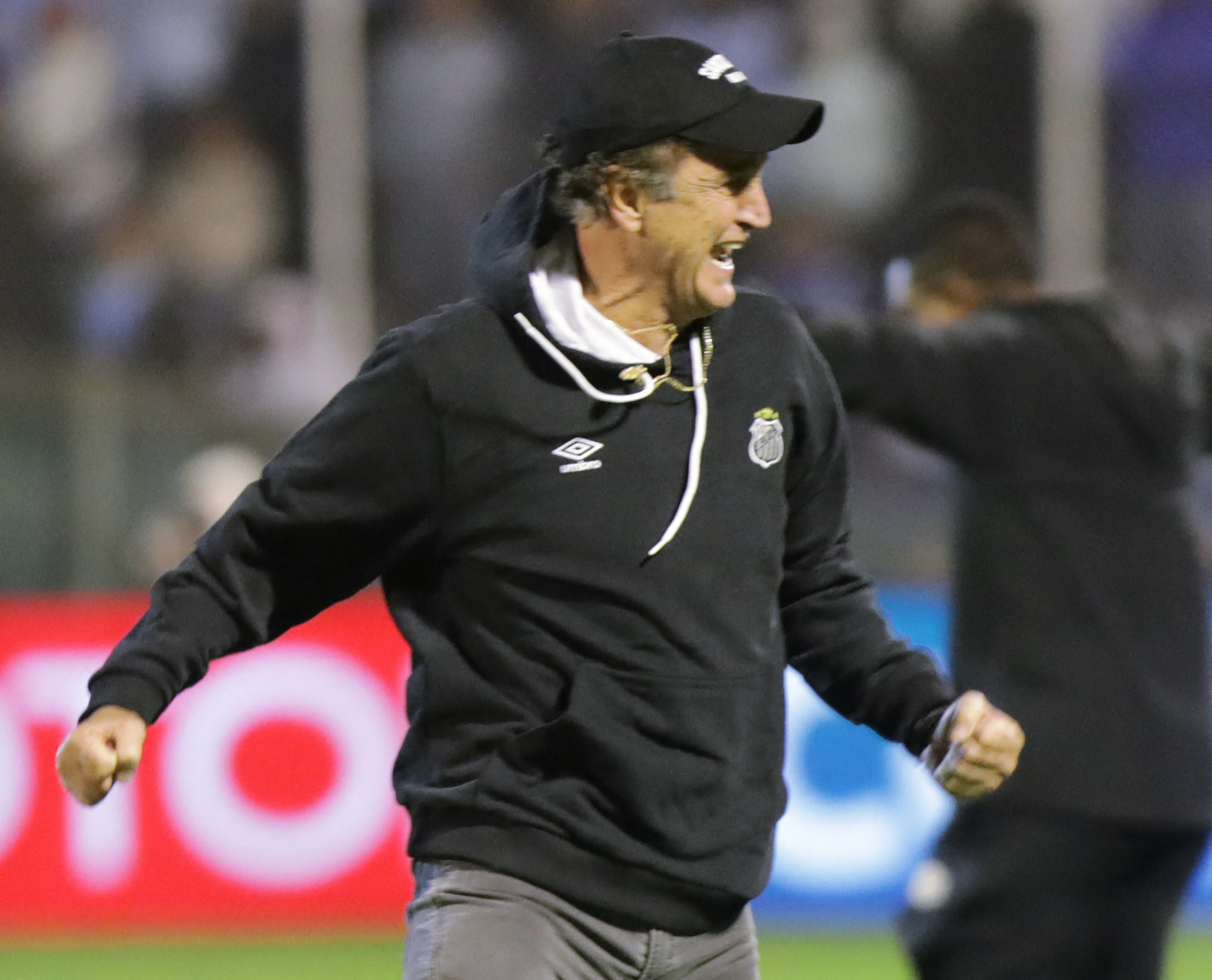 cuca-exalta-santos-apos-classificacao-e-defende-trabalho:-“estamos-no-caminho-certo”